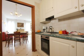 Kühlschrank, Mikrowelle, Ofen, Geschirrspüler