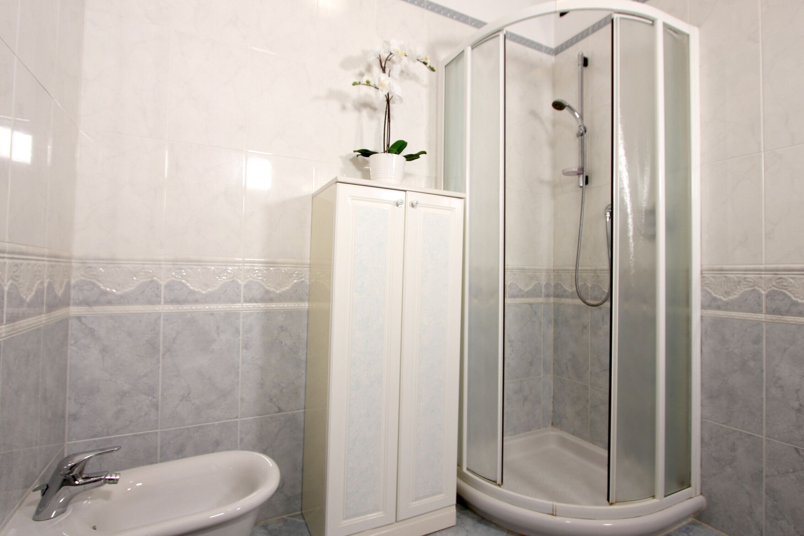 Douche, sèche-cheveux, bidet, serviettes fournies