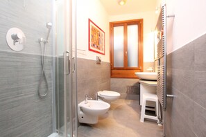 Dusche, Haartrockner, Bidet, Handtücher