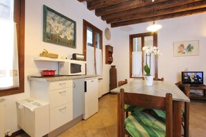 Fridge, microwave, coffee/tea maker, electric kettle - Apartment Laura (near Biennale Arsenale) (Venecia)