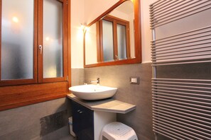 Bruser, hårtørrer, bidet, håndklæder