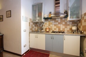 Kühlschrank, Mikrowelle, Wasserkocher mit Kaffee-/Teezubehör