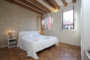 2 bedrooms, iron/ironing board, free WiFi, bed sheets - Apt. Avogaria Canal View (Historical Centre) (Venecia)