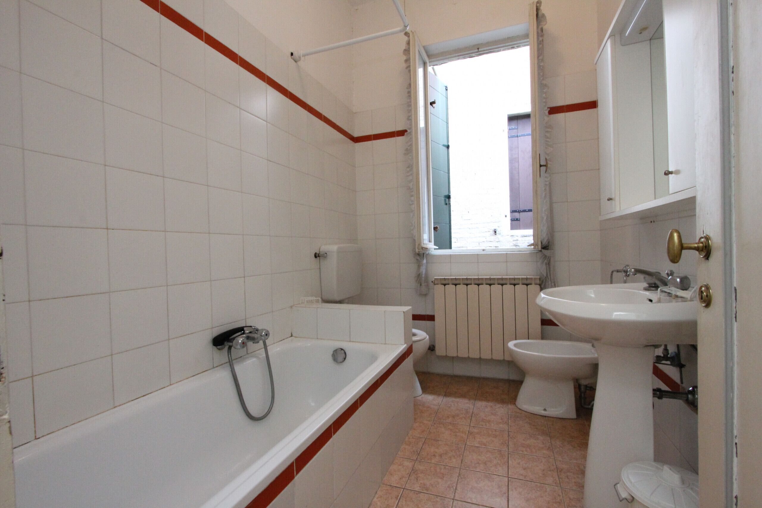 Baignoire, sèche-cheveux, bidet, serviettes fournies