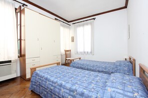 1 slaapkamer, een strijkplank/strijkijzer, gratis wifi, beddengoed
