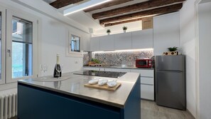 Réfrigérateur, micro-ondes, four, lave-vaisselle