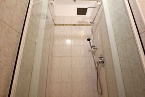 Douche, sèche-cheveux, bidet, serviettes fournies