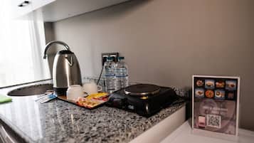 Een mini-koelkast, een kookplaat, een bakplaat