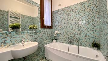 Badewanne, Haartrockner, Bidet, Handtücher