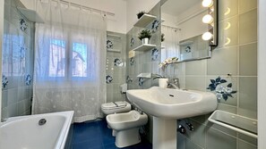 Badewanne, Haartrockner, Bidet, Handtücher