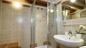 تجهيزات دش، مجففات شعر، مراحيض شطف، مناشف