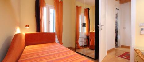 2 slaapkamers, een strijkplank/strijkijzer, gratis wifi, beddengoed
