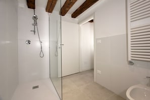 Dusche, Haartrockner, Bidet, Handtücher