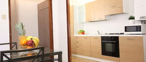 Fridge, oven, dishwasher, coffee/tea maker