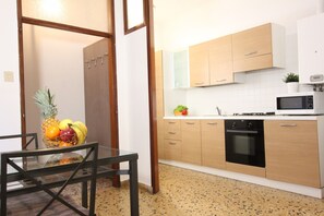 Kühlschrank, Ofen, Geschirrspüler, Wasserkocher mit Kaffee-/Teezubehör