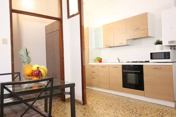 Fridge, oven, dishwasher, coffee/tea maker