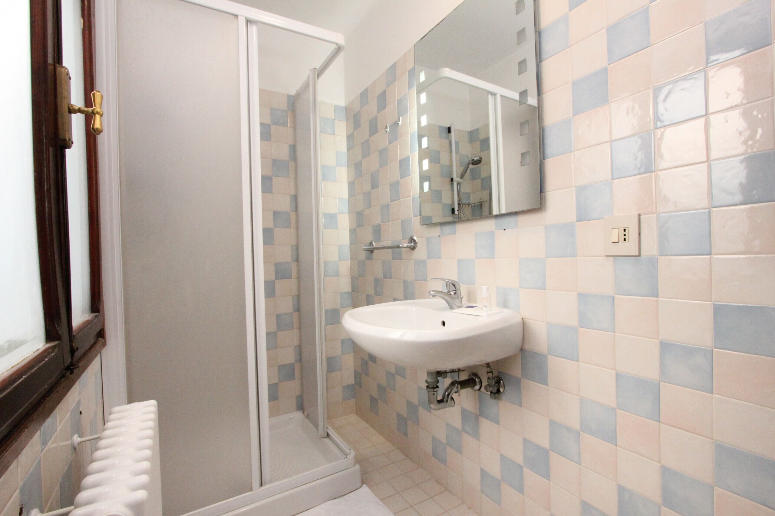 Douche, sèche-cheveux, bidet, serviettes fournies