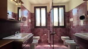 Shower, hair dryer, bidet, towels - Grand Canal Panorama (Venecia)