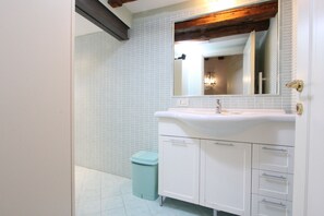 Bruser, hårtørrer, bidet, håndklæder