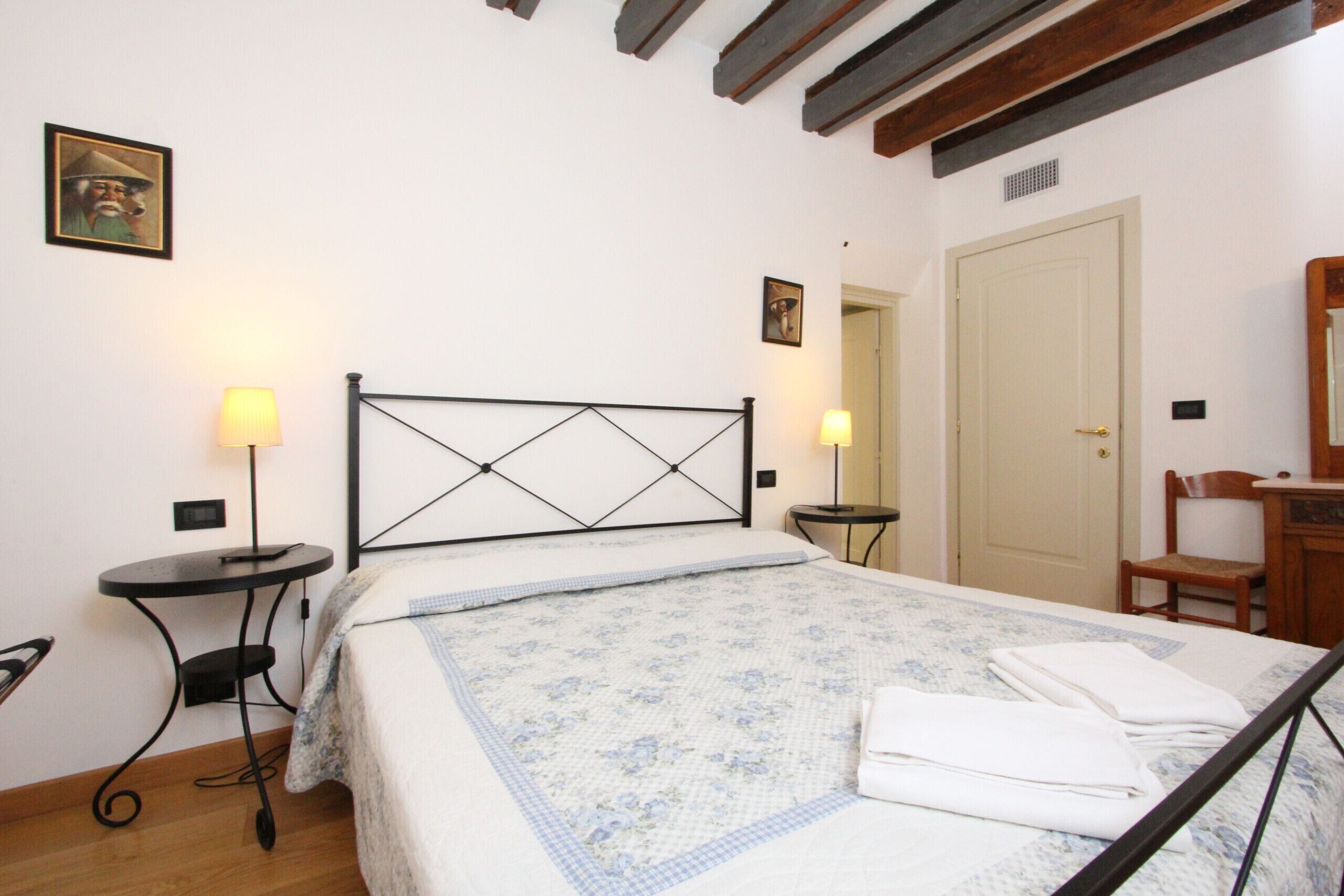 1 chambre, fer et planche à repasser, Wi-Fi gratuit, draps fournis