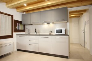 Kjøleskap, mikrobølgeovn, oppvaskmaskin og kaffetrakter/tekoker