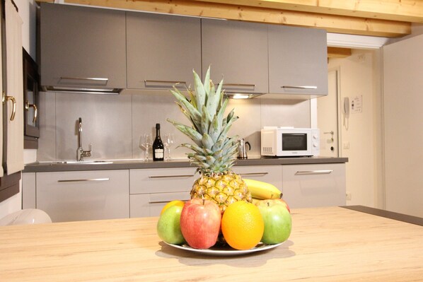 Kjøleskap, mikrobølgeovn, oppvaskmaskin og kaffetrakter/tekoker