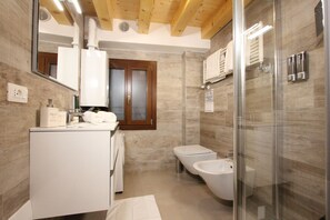 Shower, hair dryer, bidet, towels - Apt. Ca´ Puccetti (350mt from Rialto´s Bridge) (Venecia)