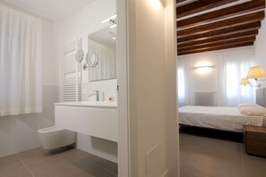 Douche, sĂšche-cheveux, serviettes fournies