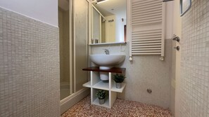 Chuveiro, secador de cabelo, toalhas de banho