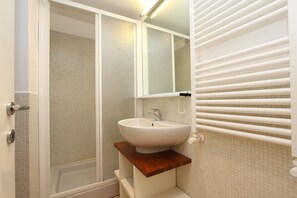 Dusche, Haartrockner, Bidet, Handtücher