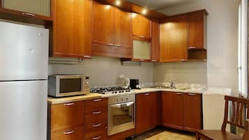 Frigorífico, horno, placa de cocina y lavavajillas