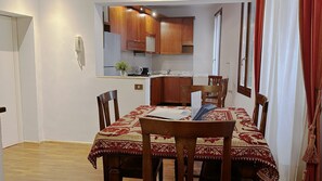 Fridge, oven, dishwasher, coffee/tea maker