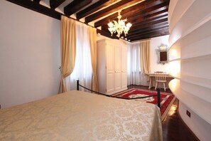 3 bedrooms, iron/ironing board, free WiFi, bed sheets - Apt. Ca´ Capitello (250 m from St. Mark´s Square) (Venecia)