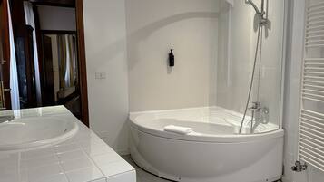 Bathtub, hair dryer, bidet, towels