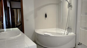 Badekar, hårføner, bidé og håndklær