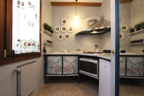 Frigorifero, microonde, lavastoviglie, macchina per tè/caffè
