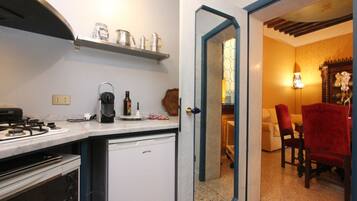 Fridge, microwave, dishwasher, coffee/tea maker