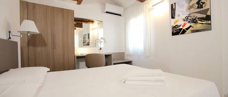 Bügeleisen/Bügelbrett, kostenloses WLAN, Bettwäsche