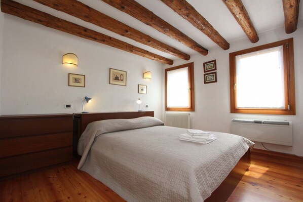 7 chambres, fer et planche à repasser, Wi-Fi gratuit, draps fournis