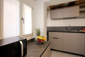 Kühlschrank, Mikrowelle, Ofen, Geschirrspüler