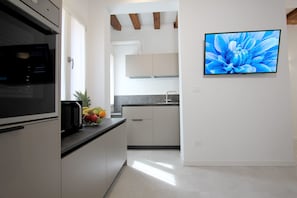 Geladeira, micro-ondas, fogão, lava-louças