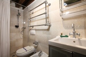 Dusj, hårføner og bidé