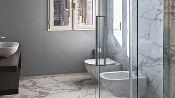 Dusche, Haartrockner, Bidet