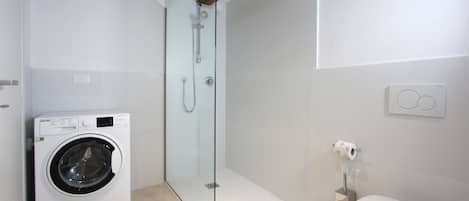 Douche, sĂšche-cheveux, bidet, serviettes fournies
