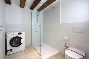 Douche, sèche-cheveux, bidet, serviettes fournies