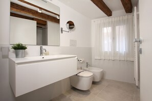 Dusche, Haartrockner, Bidet, Handtücher