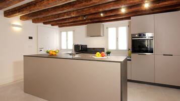 Frigorifero, microonde, forno, lavastoviglie