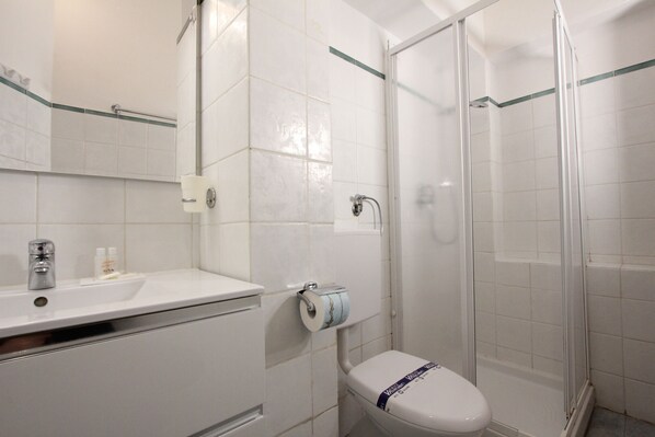 Dusche, Haartrockner, Bidet, Handtücher