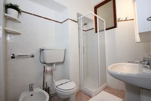 Doccia, asciugacapelli, bidet, asciugamani
