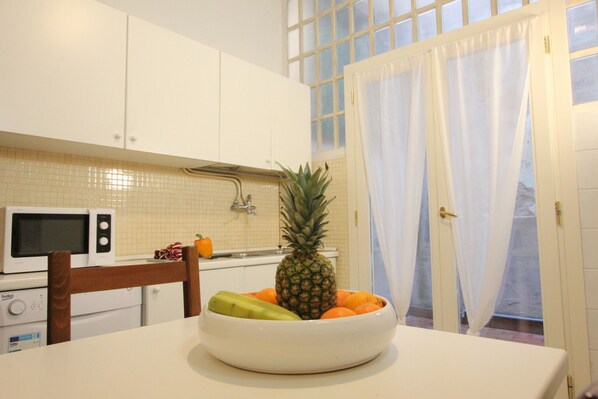 Kühlschrank, Mikrowelle, Ofen, Geschirrspüler